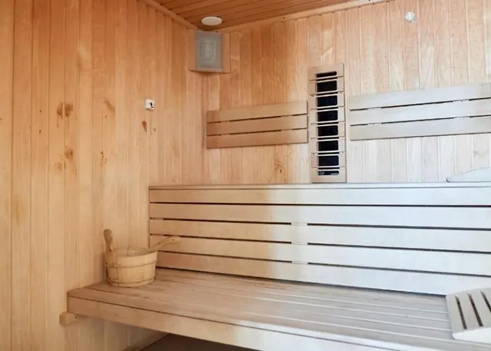 Prestige & Piscina Interioara Incalzita Parking *